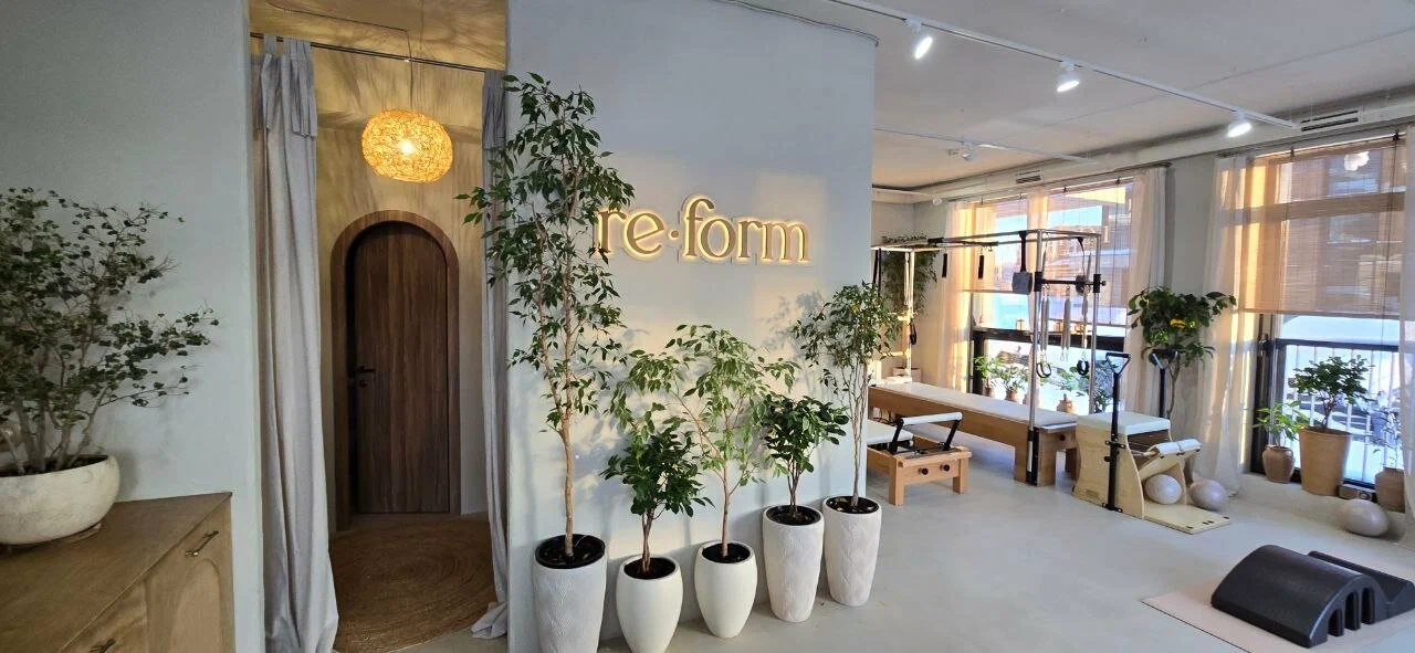 Зал re•form с большим оборудованием Fitworld — реформер, кадиллак, стул и бочка